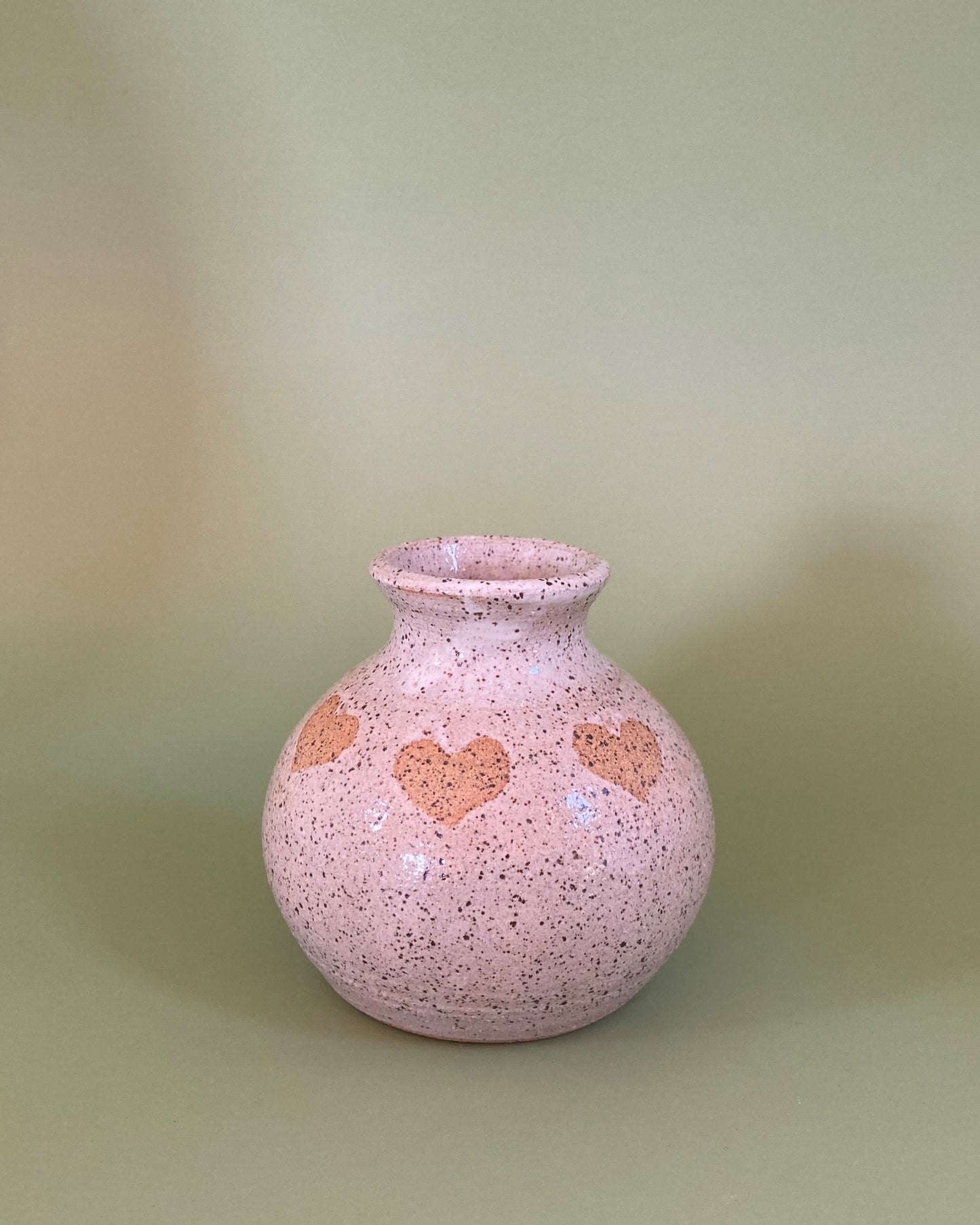 Round heart vase in white