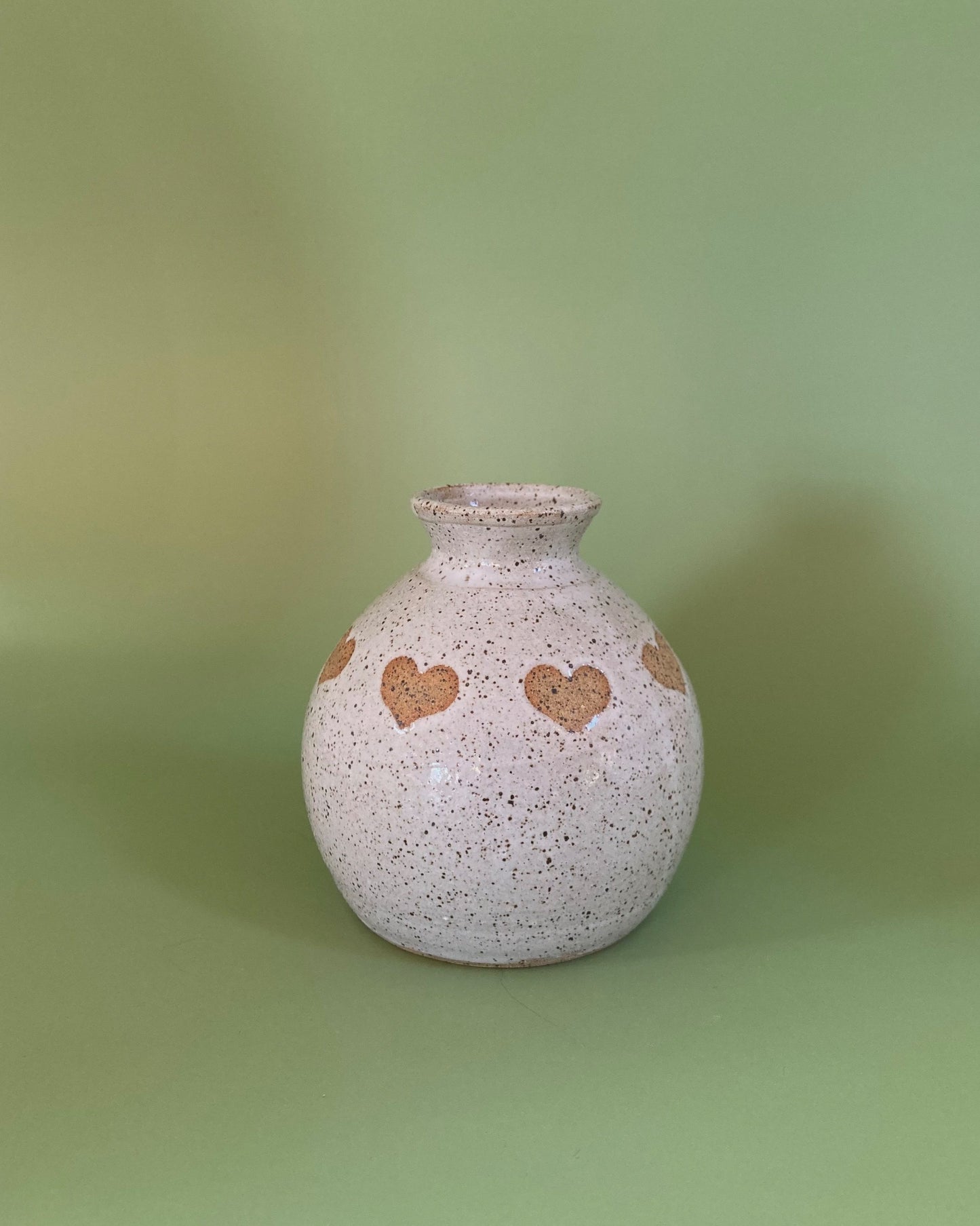 Round heart vase in white